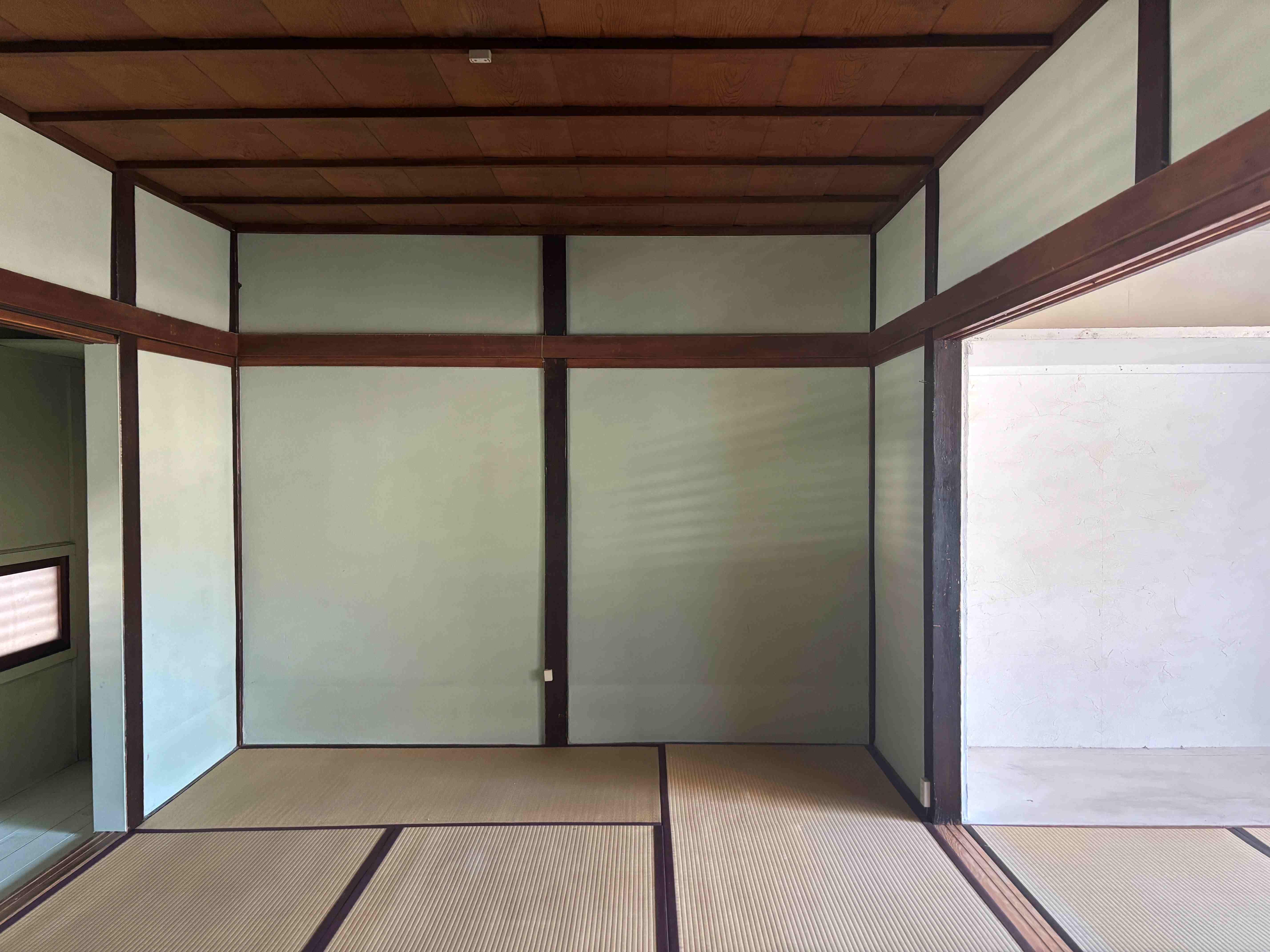 京都市北区紫竹西桃ノ本町の賃貸物件/梁や柱の木の質感がやわらかく残る空間