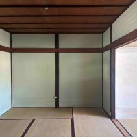 京都市北区紫竹西桃ノ本町の賃貸物件/梁や柱の木の質感がやわらかく残る空間