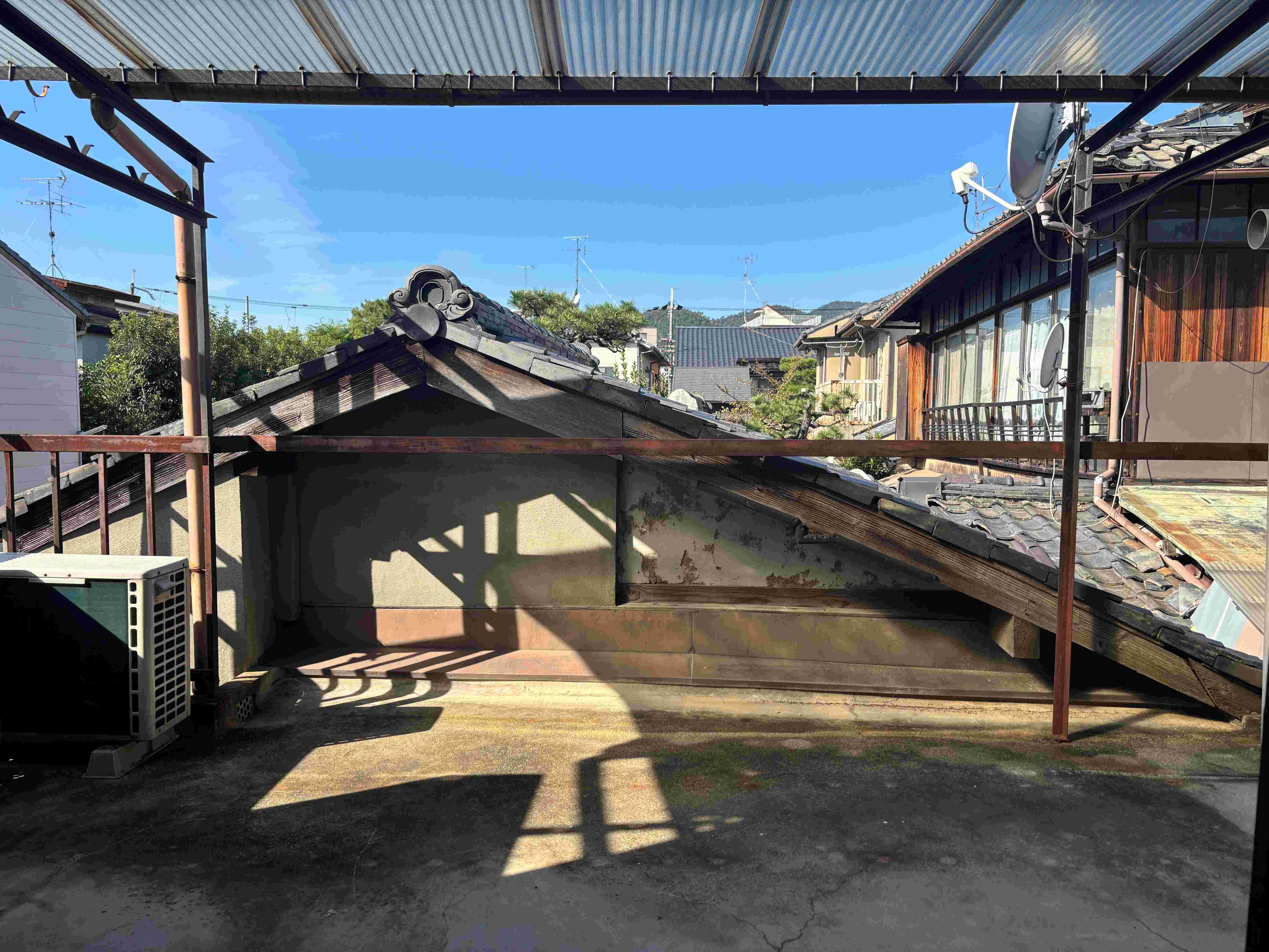 京都市北区紫竹西桃ノ本町の賃貸物件/隣家の屋根が目の前にこんにちは。周囲の視線は気にしなくて良さそう