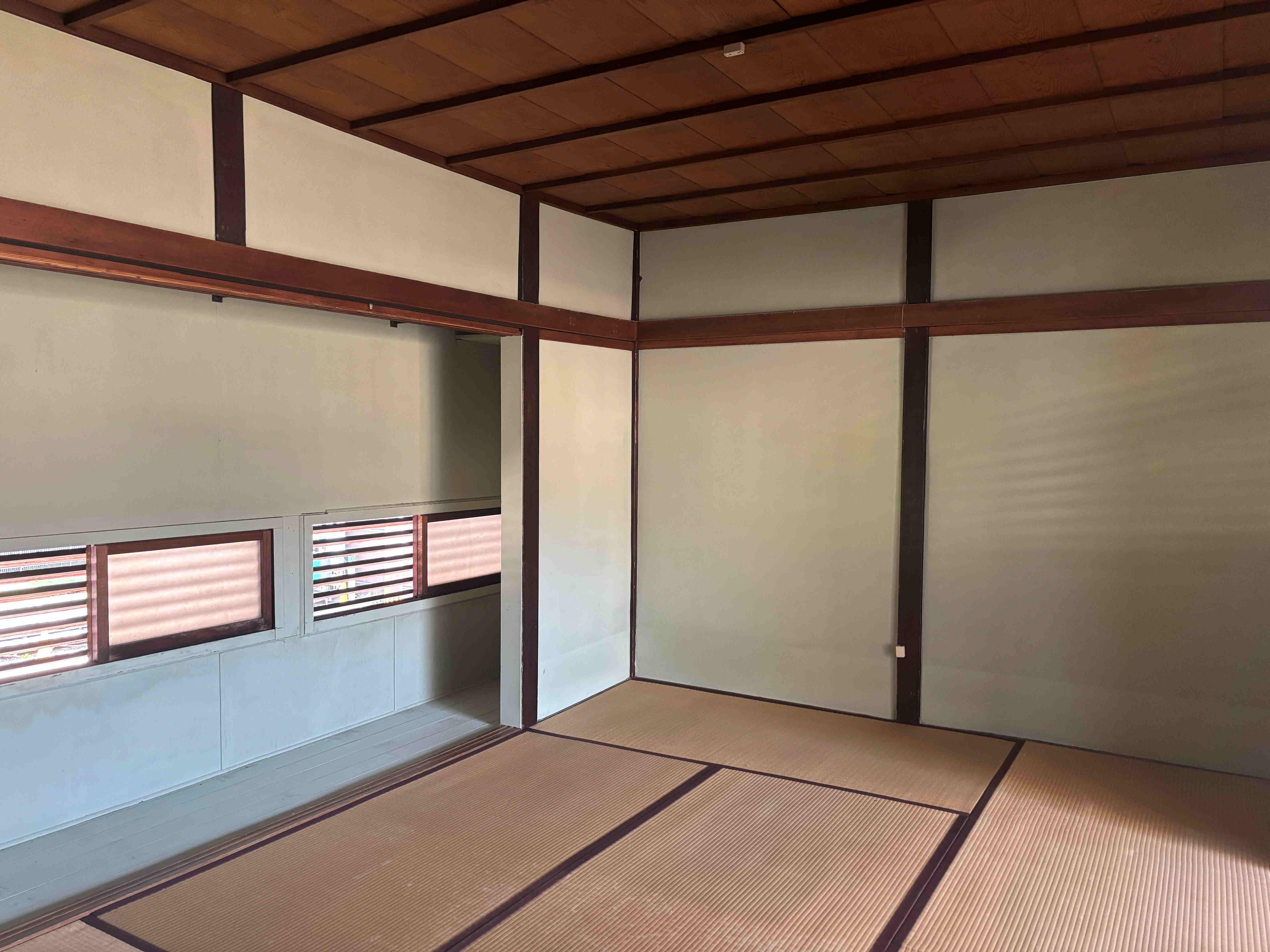 京都市北区紫竹西桃ノ本町の賃貸物件/商店街側の窓から、目隠しをしながらも光と風が通り抜けます