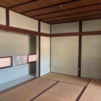 京都市北区紫竹西桃ノ本町の賃貸物件/商店街側の窓から、目隠しをしながらも光と風が通り抜けます