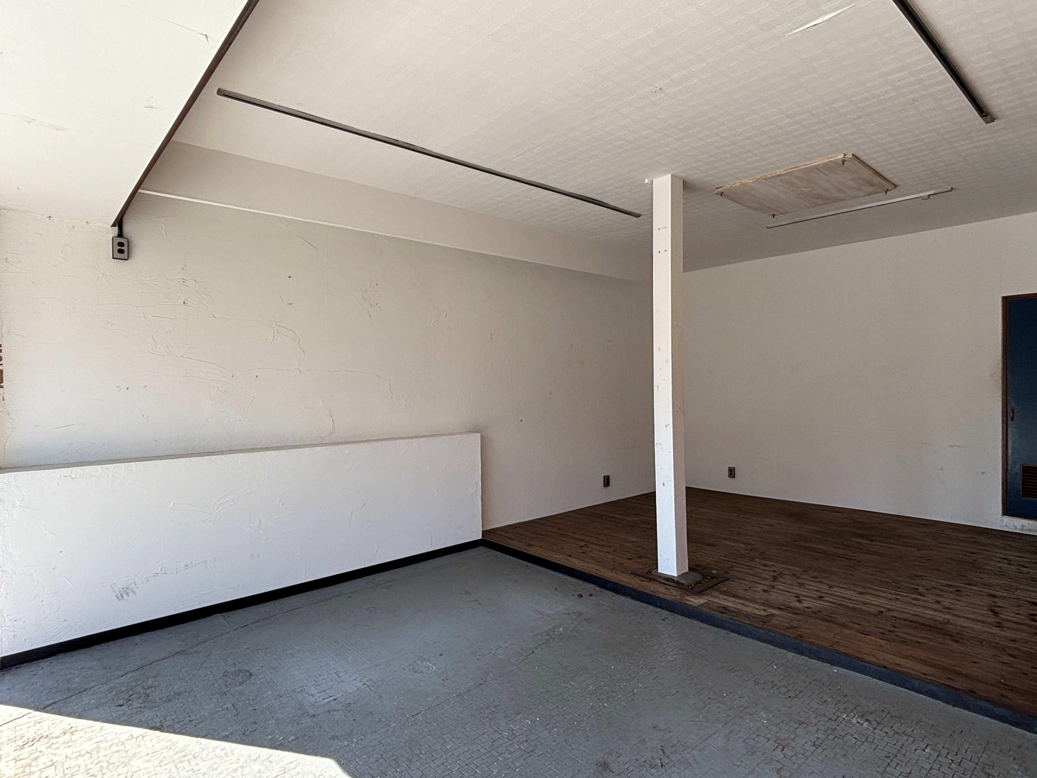 京都市北区紫竹西桃ノ本町の賃貸物件/左側の壁面、段差部分に展示物を飾ることもできます