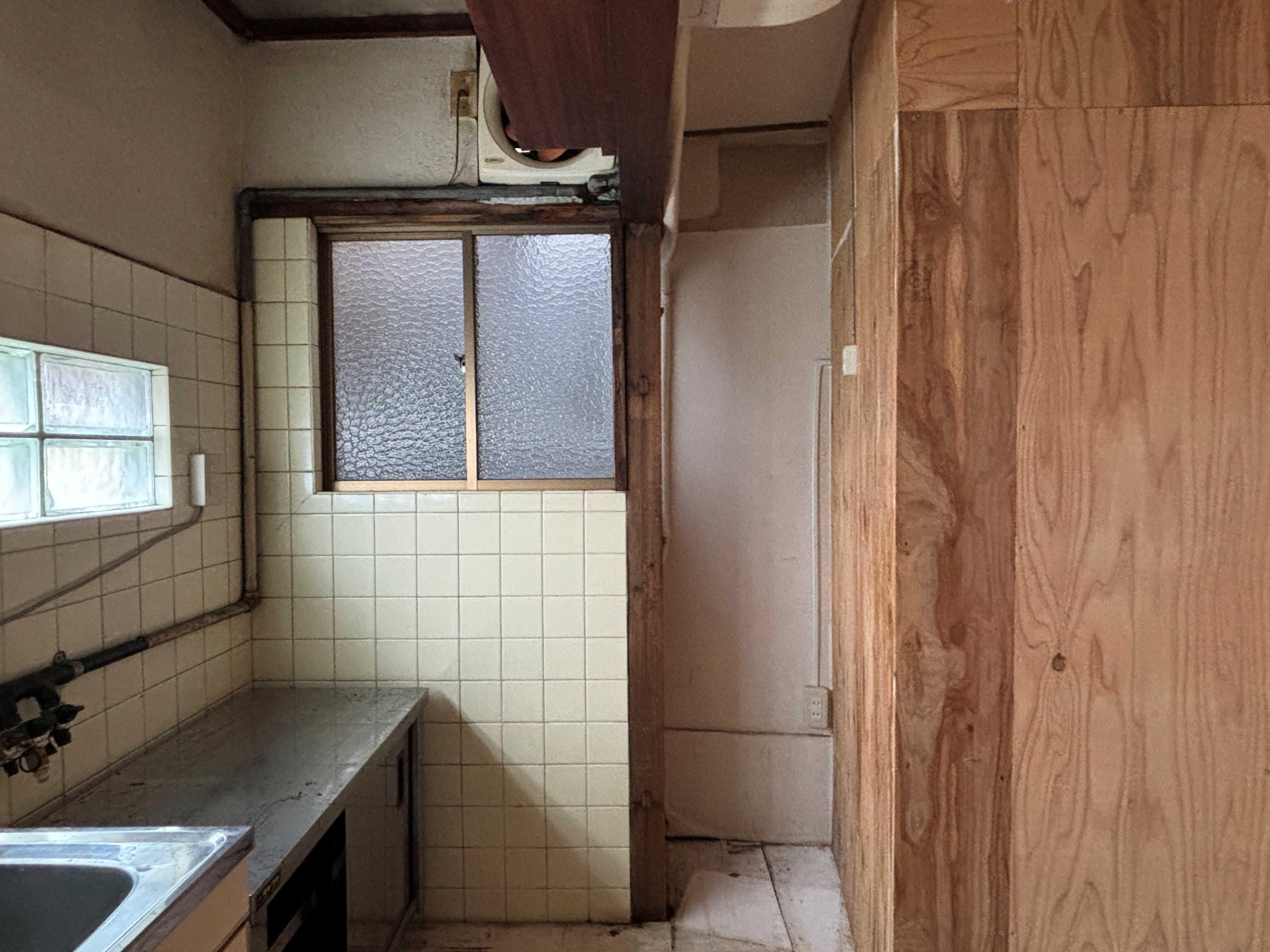 京都市北区紫竹西桃ノ本町の賃貸物件/窓もあり、タイトな冷蔵庫スペースもあり