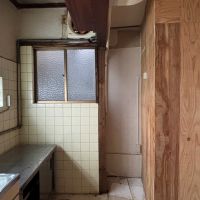 京都市北区紫竹西桃ノ本町の賃貸物件/窓もあり、タイトな冷蔵庫スペースもあり