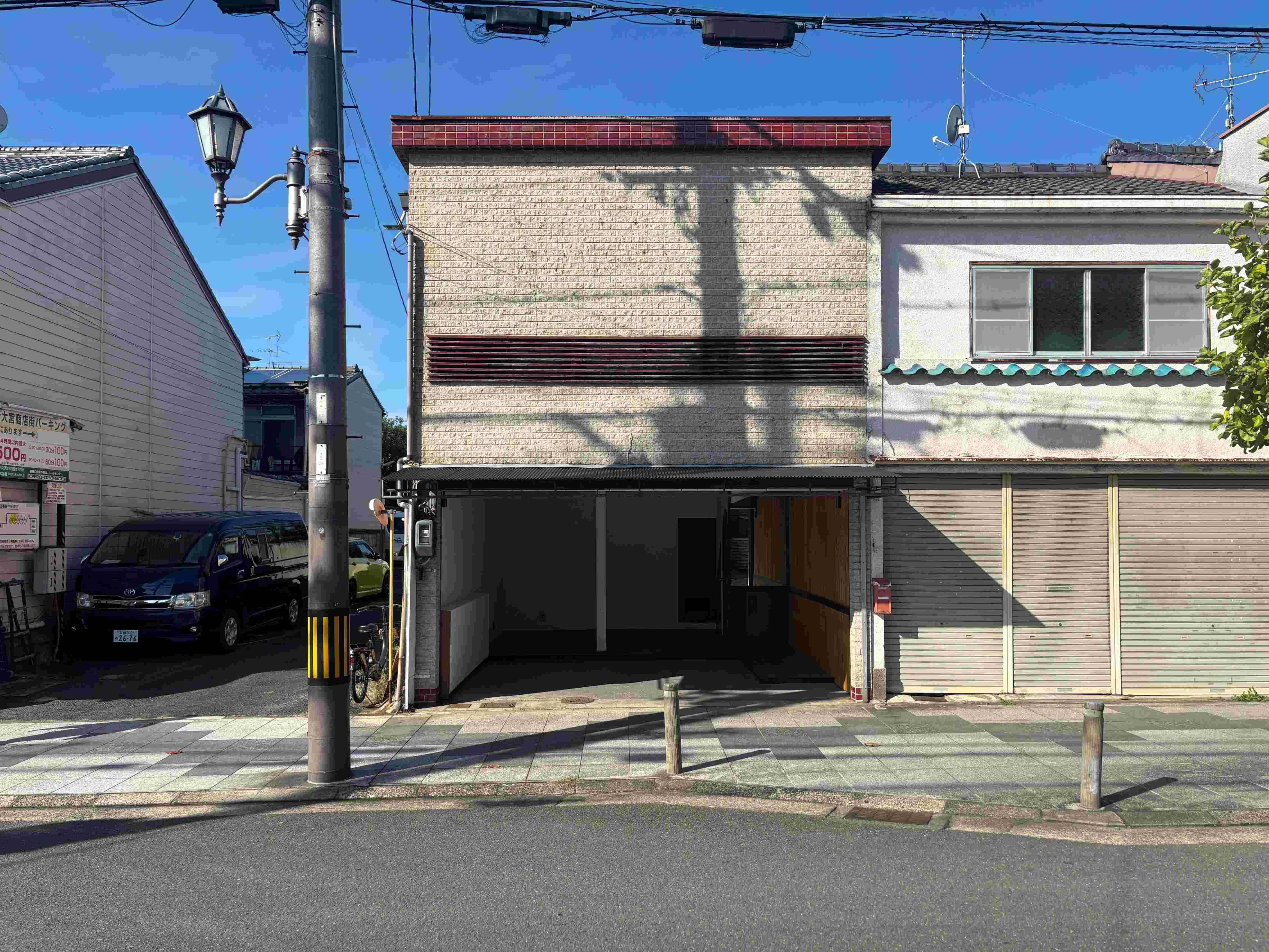 京都市北区紫竹西桃ノ本町の賃貸物件/通りに馴染む優しい色合いの外観