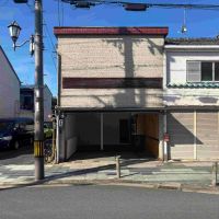 京都市北区紫竹西桃ノ本町の賃貸物件/通りに馴染む優しい色合いの外観
