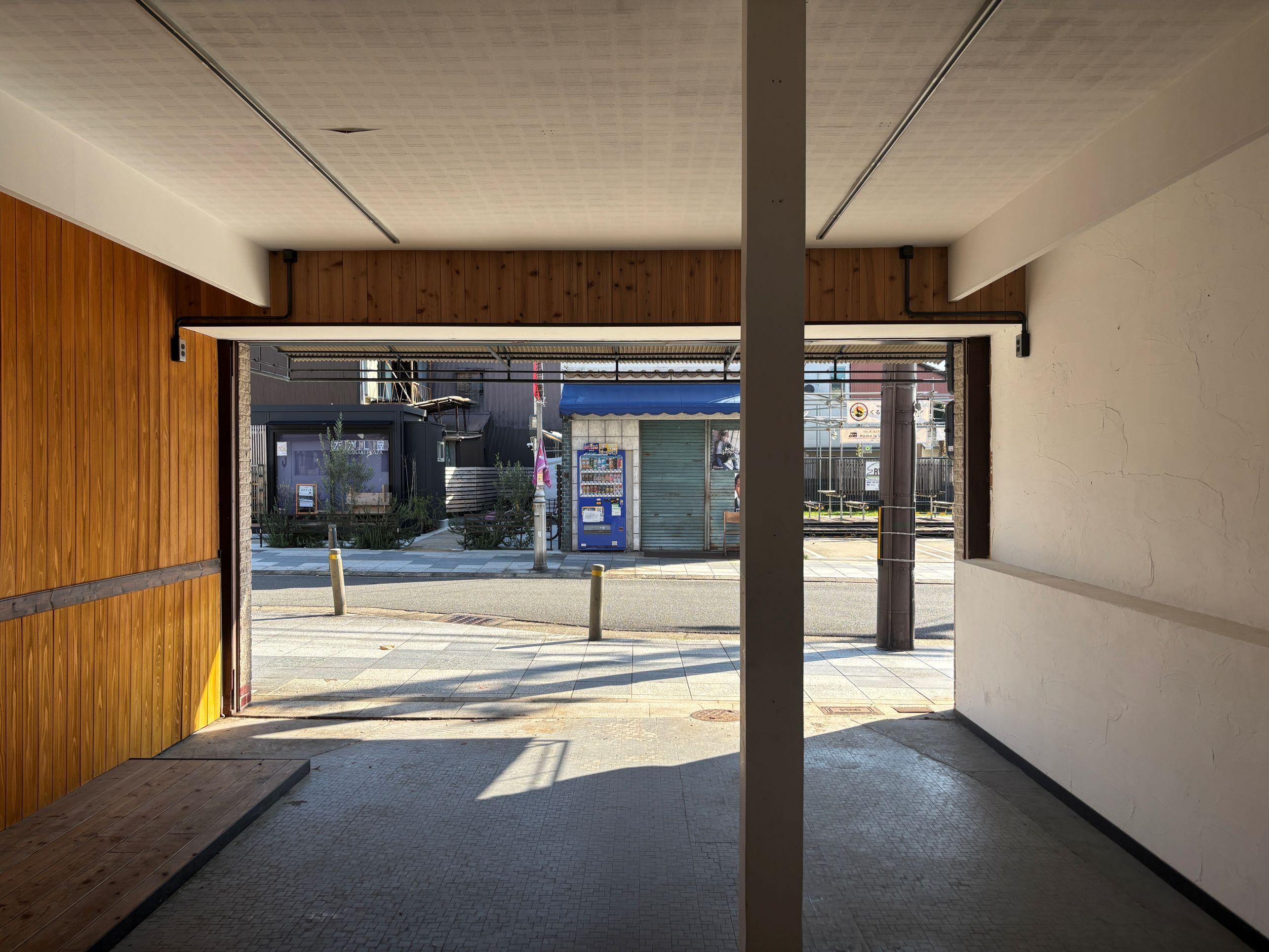 京都市北区紫竹西桃ノ本町の賃貸物件/店舗側からみた商店街の風景