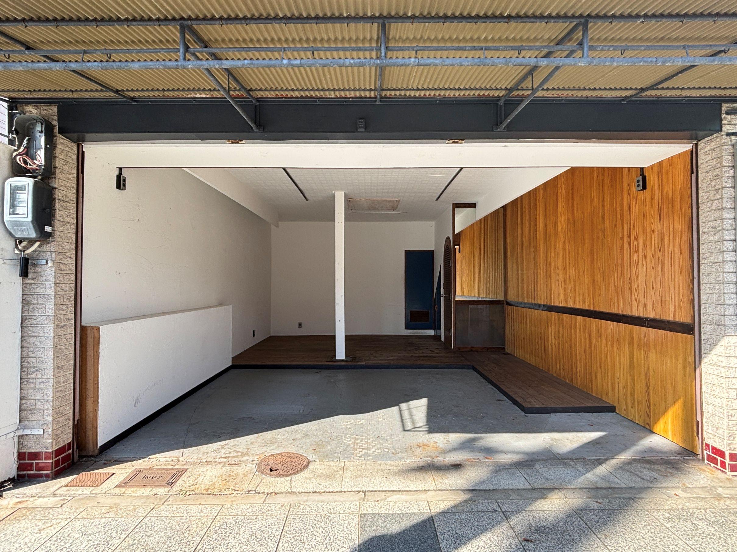 京都市北区紫竹西桃ノ本町の賃貸物件/正面は開口（約4.4m）が広く、現状はシャッターのみなので壁や入口を新設して使う想定。どんな扉にするかで印象がガラリと変わりそう