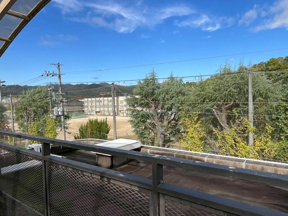 京都市北区紫竹上長目町25-1の売買物件/北側の加茂川中学校方面。校舎の向こうに船形が見える