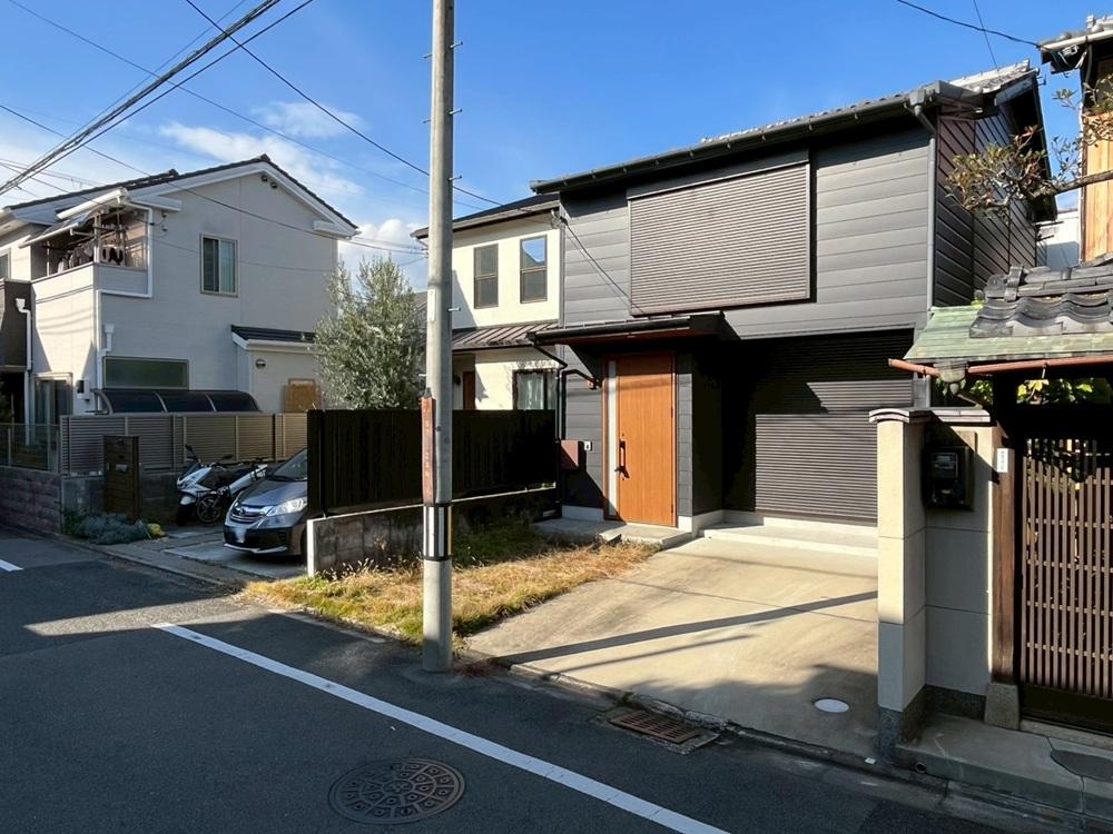 京都市北区紫竹上芝本町の売買物件/電柱が立ってますが、前道が広いのでストレスなく駐車できる（サイズによっては2台可能）