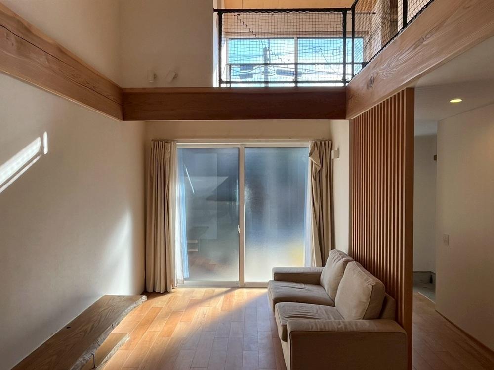 京都市北区紫竹上芝本町の売買物件/しっかりと陽の射す1階リビングは通行人の目線が気にならない様に型ガラスに。