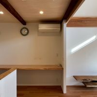京都市北区紫竹上芝本町の売買物件/キッチン背面には幅2.8mの大きなカウンター。リビング側にもTV台が造作済み。
