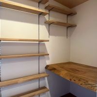 京都市北区紫竹上芝本町の売買物件/ここが籠れるワークスペース。天板はナラ材。
