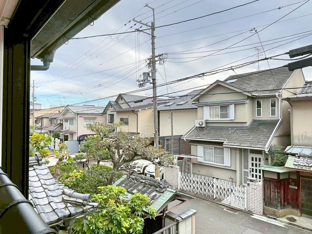 京都市北区紫竹上芝本町の売買物件/周辺は低層住宅ば並んでいる。西向き一方通行の前道の幅員は6mある。