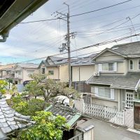 京都市北区紫竹上芝本町の売買物件/周辺は低層住宅ば並んでいる。西向き一方通行の前道の幅員は6mある。