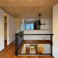 京都市北区紫竹上芝本町の売買物件/天井はシナベニア。壁面はクロス張り。床材はブラックチェリーの無垢。手摺りは頑丈そう。