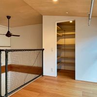 京都市北区紫竹上芝本町の売買物件/2階の南側にフリースペース。奥に見えるのは籠れるワークスペース。