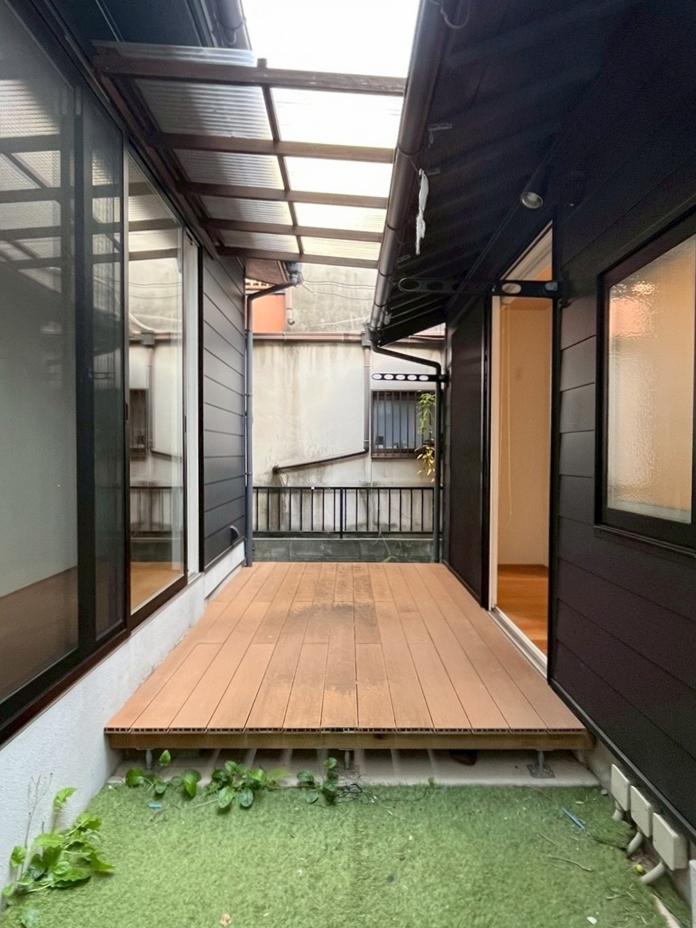 京都市北区紫竹上芝本町の売買物件/家族でBBQは出来そうな中庭の広さ。一部は人工芝が敷いてあります。