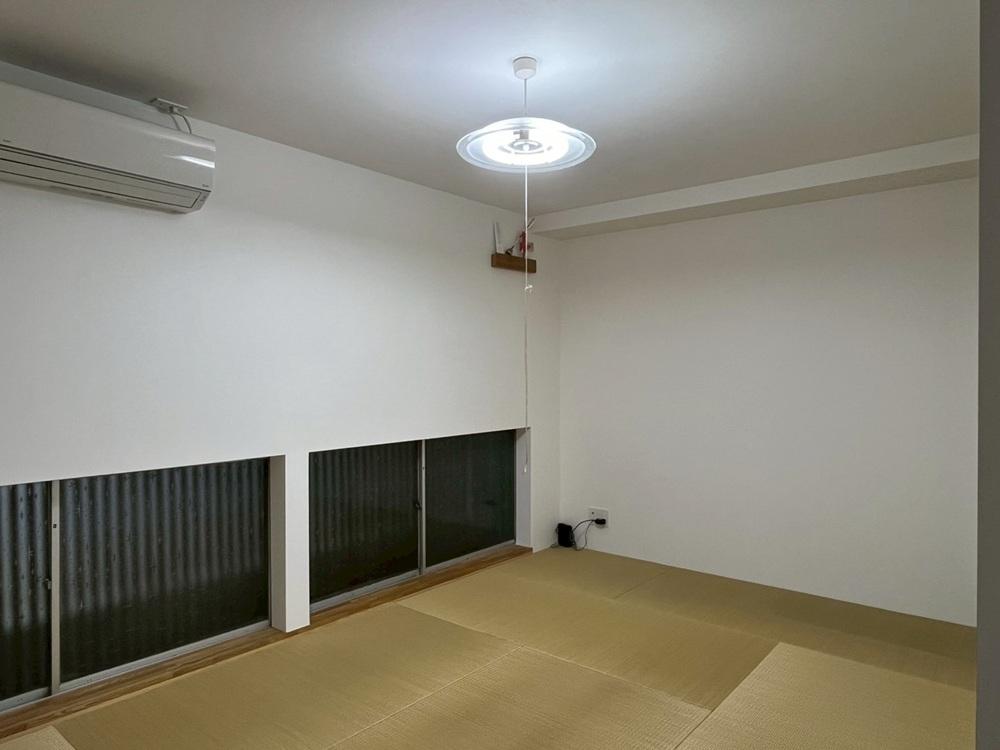 京都市北区紫竹上芝本町の売買物件/離れ1階｜足元に古い型ガラスのサッシ。ここは少し暗め。