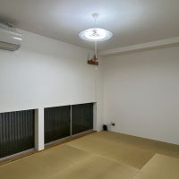 京都市北区紫竹上芝本町の売買物件/離れ1階｜足元に古い型ガラスのサッシ。ここは少し暗め。