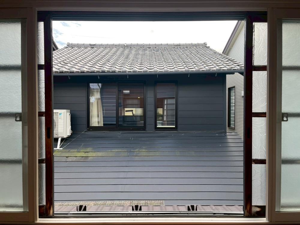 京都市北区紫竹上芝本町の売買物件/離れ2階｜離れから見る母屋。古建具の内側にインナーサッシが設置済み。