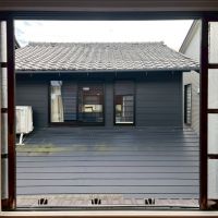 京都市北区紫竹上芝本町の売買物件/離れ2階｜離れから見る母屋。古建具の内側にインナーサッシが設置済み。