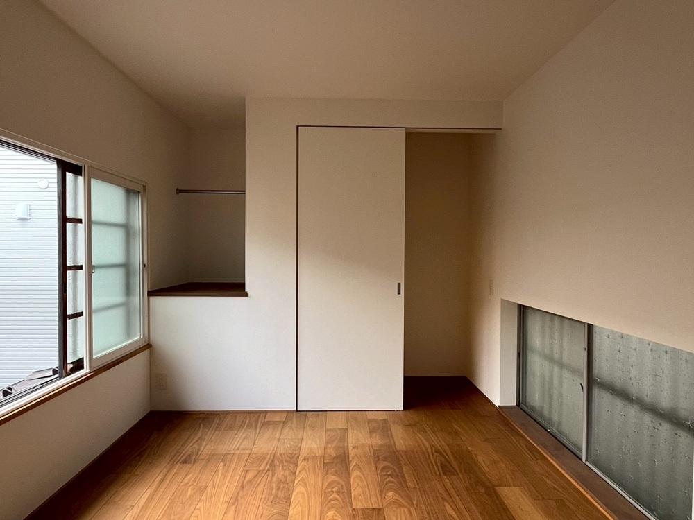 京都市北区紫竹上芝本町の売買物件/離れ2階｜ここにも足元に開口部。寝室や子供部屋に。