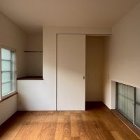 京都市北区紫竹上芝本町の売買物件/離れ2階｜ここにも足元に開口部。寝室や子供部屋に。