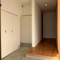 京都市北区紫竹上芝本町の売買物件/玄関は少しゆったり目で、ベビーカーを持ち込んだり、コートを掛けておくことも出来る