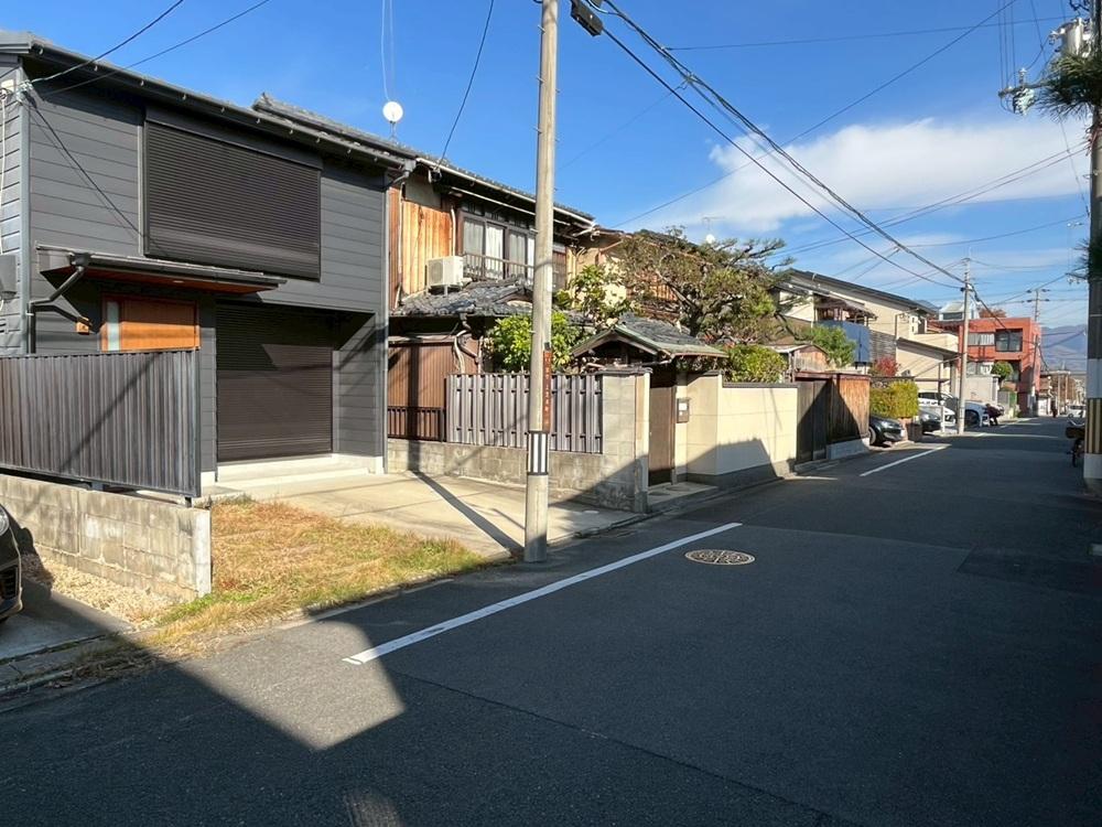 京都市北区紫竹上芝本町の売買物件/前面道路はこの通りゆったり。交通量も少なめ。通りの先には東西共に山が見えます。