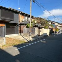 京都市北区紫竹上芝本町の売買物件/前面道路はこの通りゆったり。交通量も少なめ。通りの先には東西共に山が見えます。