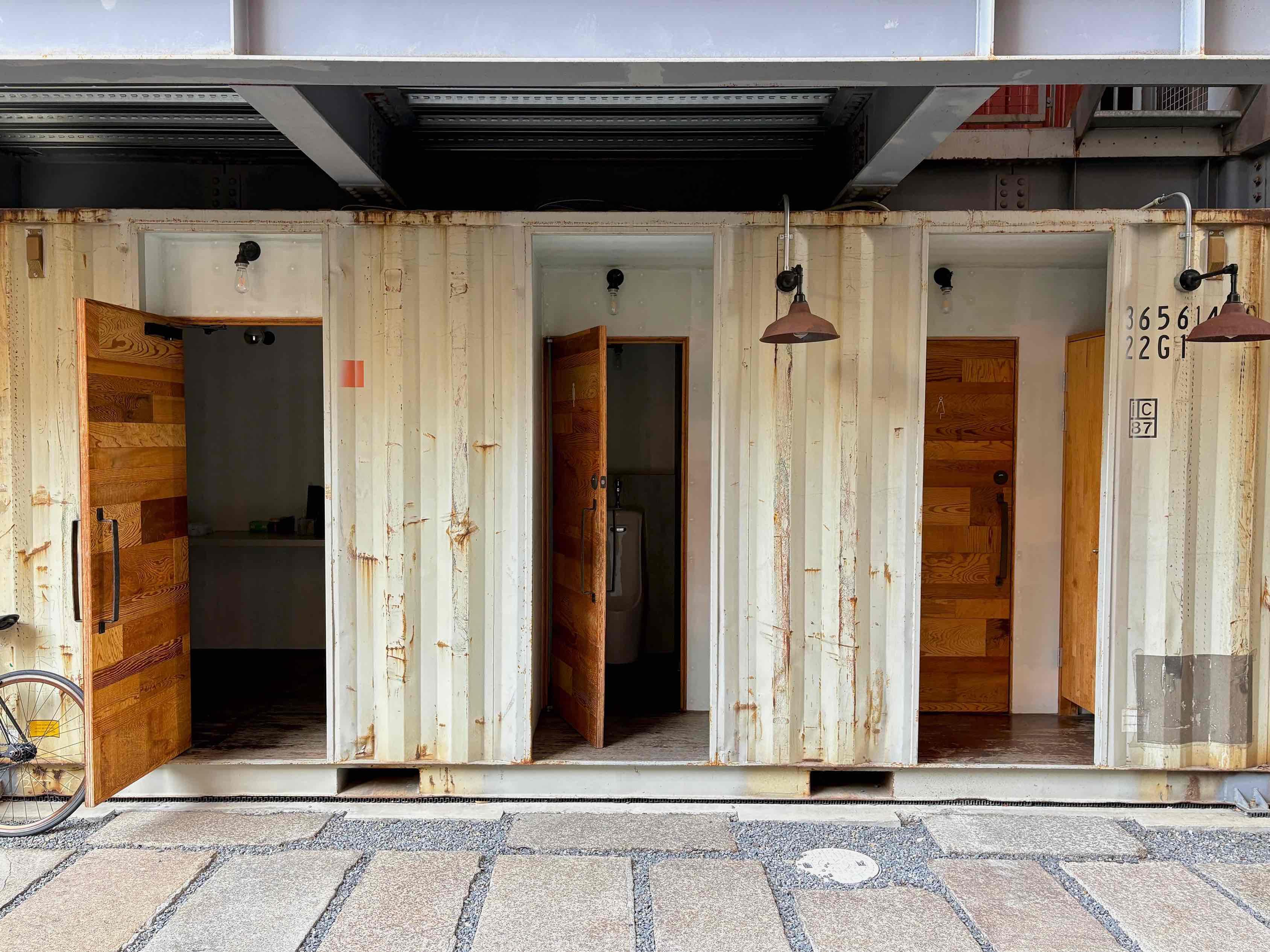 京都市中京区式阿弥町130番地の賃貸物件/1階の共用流し台とトイレ。ちゃんとコンテナです。