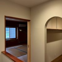 滋賀県大津市木下町の売買物件/2階階段室｜左が和室、アーチが収納スペース