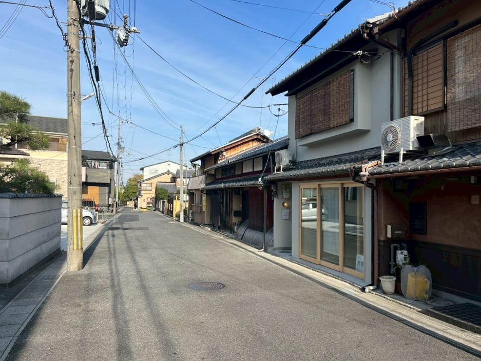 滋賀県大津市木下町の売買物件/前道はこの通り広く、通行量は少ない