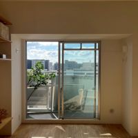 京都市右京区⻄院清⽔町の売買物件/この窓際にはワイヤーが張れるようになっているので室内干しも可能