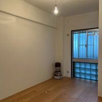 京都市右京区⻄院清⽔町の売買物件/西側5.5帖｜こちらも天井・壁は白くペイント済み。床は既存のもの。