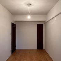 京都市右京区⻄院清⽔町の売買物件/西側5.5帖｜建具はオリジナルのものを利用し、ドアノブのみ交換してある模様