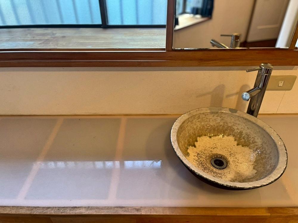 滋賀県大津市本宮二丁目の売買物件/アクリルの天板。正面の鏡はスライド可能