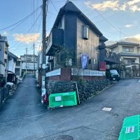 滋賀県大津市本宮二丁目の売買物件/この角度から見ると尖がってます。右側は袋小路なので他人の通行はない。