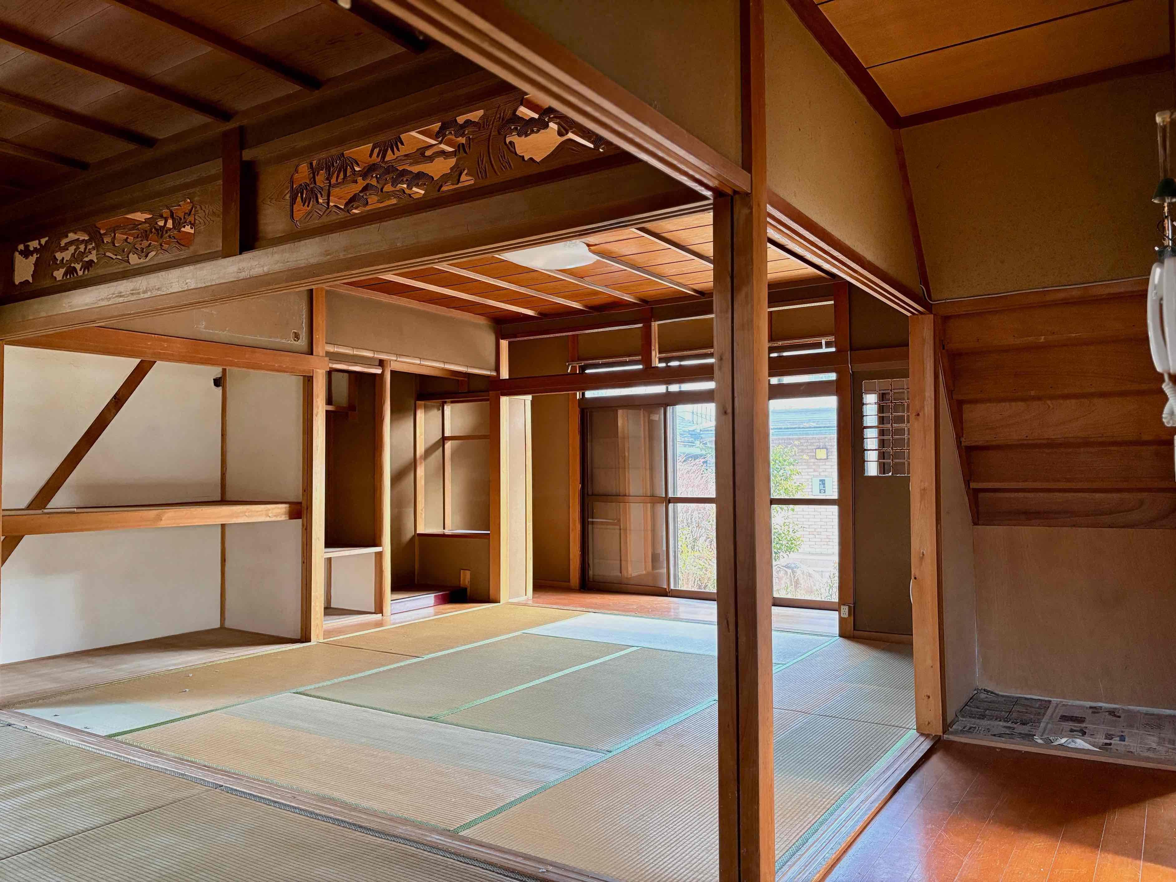京都市左京区上高野石田町の賃貸物件/1階リビングの変更箇所｜床:杉の無垢フローリングに貼替、右端の階段下に洗濯機置き場を新設、襖:白色に張替え