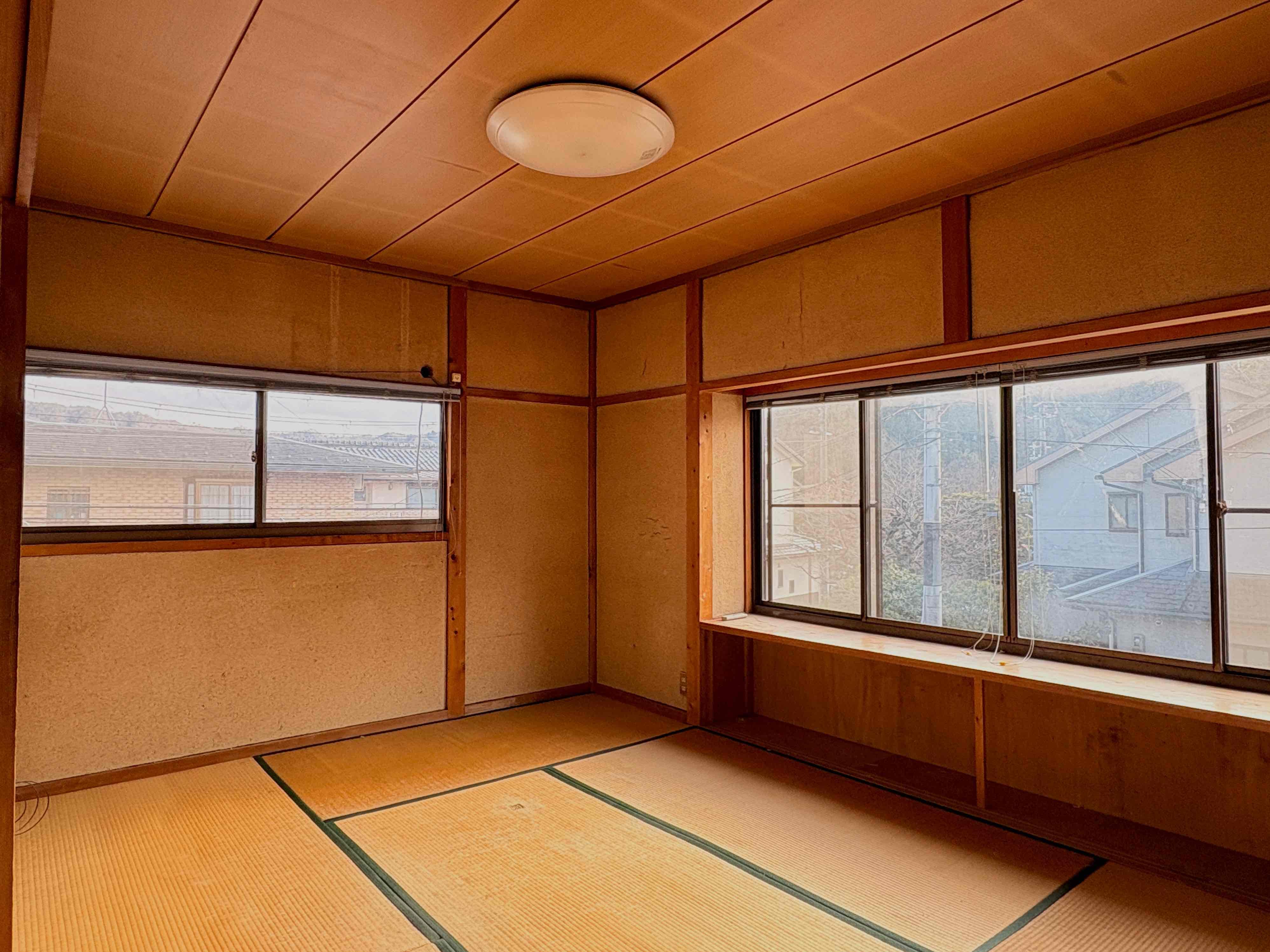 京都市左京区上高野石田町の賃貸物件/2階南｜日中はよく日が入るので、この部屋にはエアコンを新調予定です。襖は薄紫に張替え。他は既存。