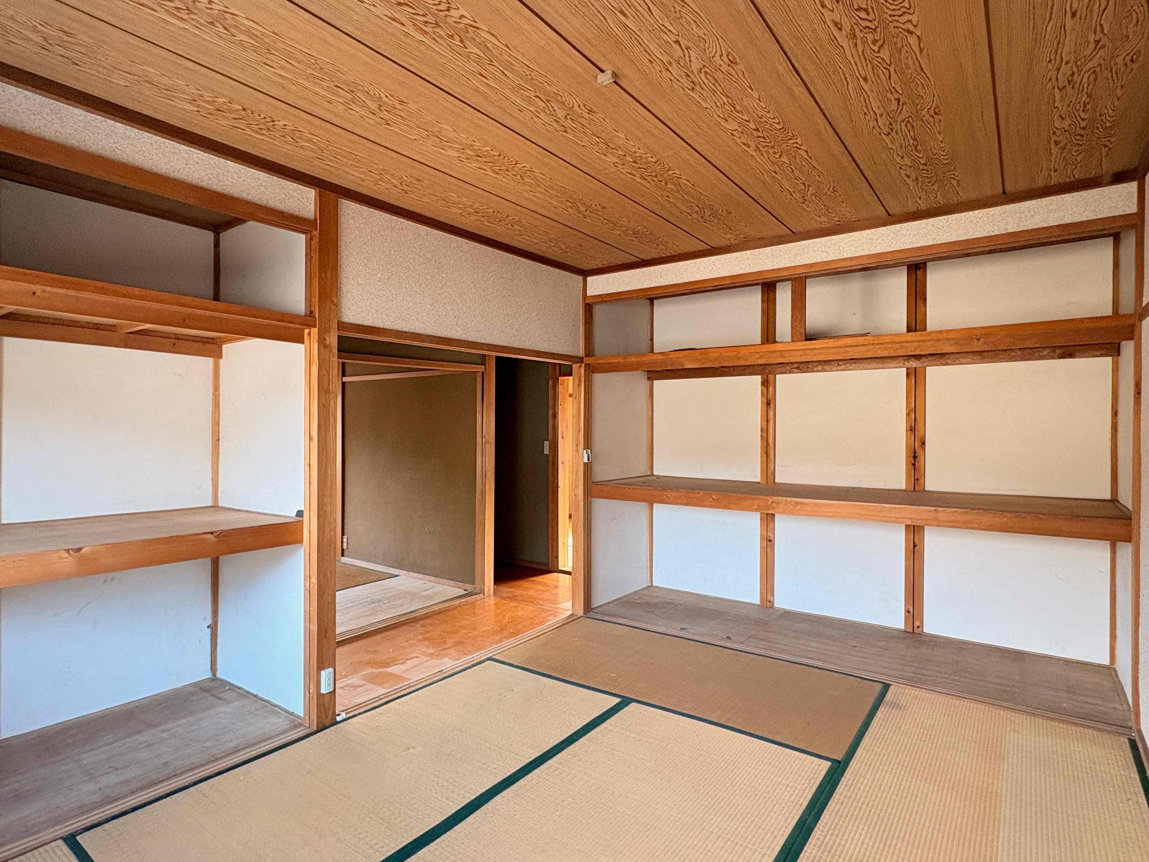 京都市左京区上高野石田町の賃貸物件/2階西｜全室広めの収納が設けられていました。これだけの収納力があるのは嬉しいポイントかと。襖は水色に張替え。他は既存。
