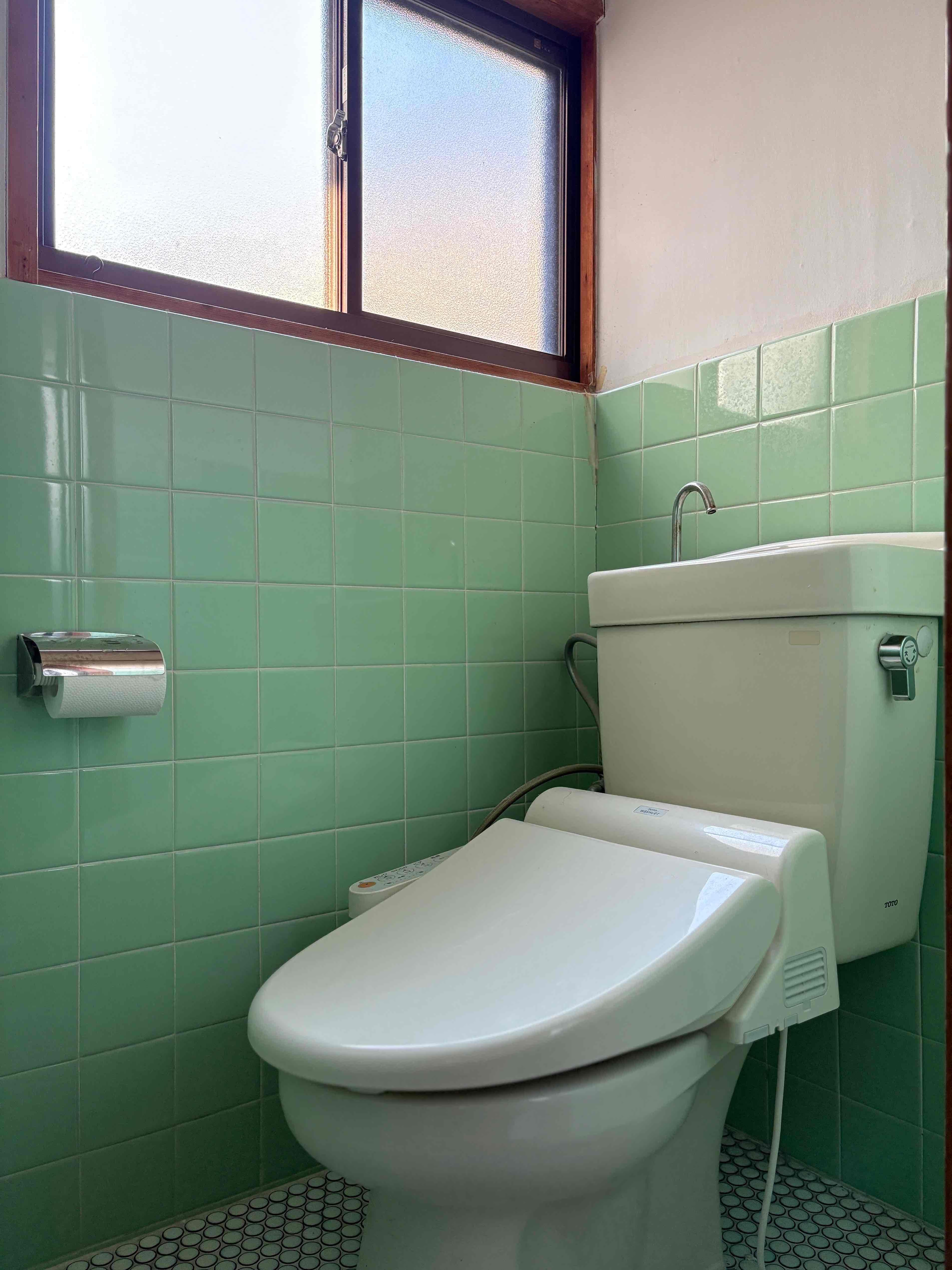 京都市左京区上高野石田町の賃貸物件/トイレは便器のみ新調予定。ミントグリーンのタイルがナイス。