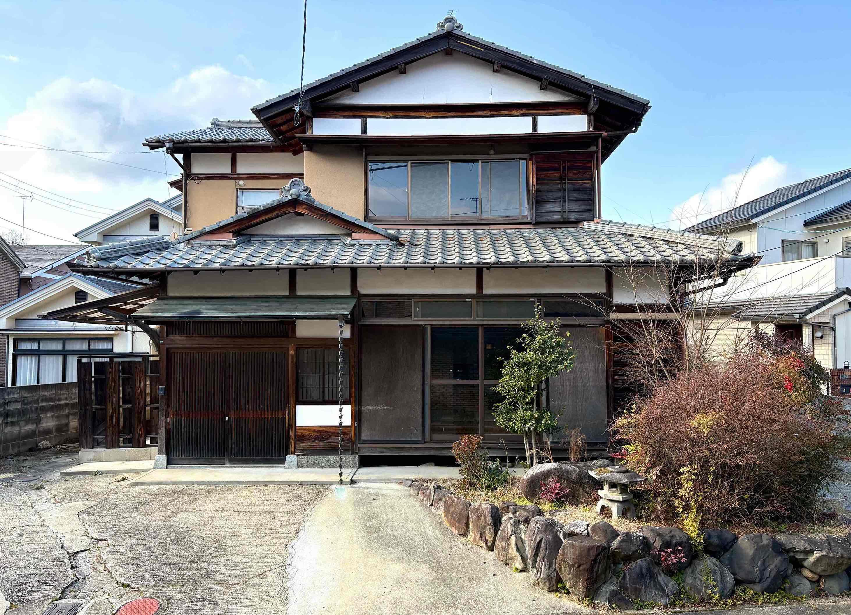 京都市左京区上高野石田町の賃貸物件/渋い外観でずっしりと佇む日本家屋。ちょっとした庭と玄関前に駐車スペースもあって余白が嬉しい
