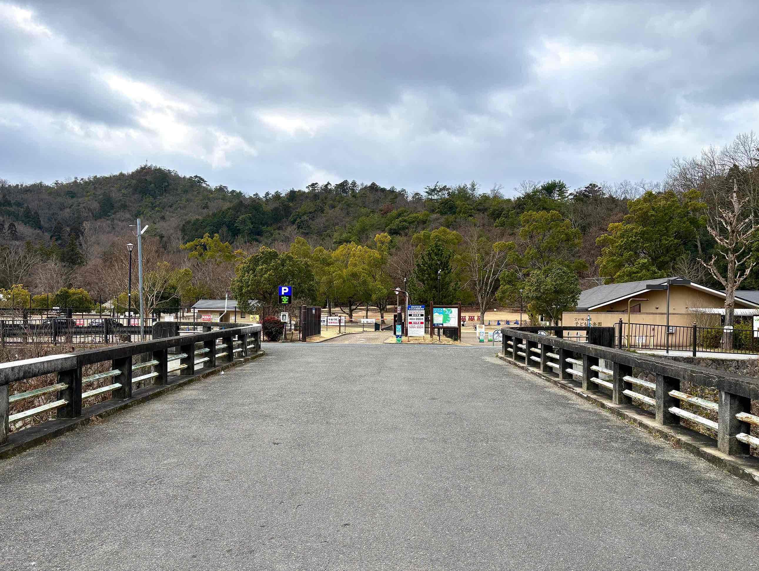 京都市左京区上高野石田町の賃貸物件/宝ヶ池公園内の子供の楽園にすぐに到着。これにはお子さんも大喜びしそう