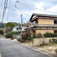 京都市左京区上高野石田町の賃貸物件/前面道路の車の往来はかなり少ないのでお子さんが居ても安心。先に見える緑が宝ヶ池公園