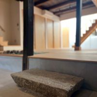 滋賀県大津市尾花川の売買物件/玄関土間には靴脱ぎ石