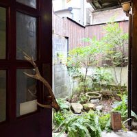 京都市上京区上立売東町29の賃貸物件/1階共用庭の様子。随所にジビエ料理店を営む貸主さんならではのセンスが光ります