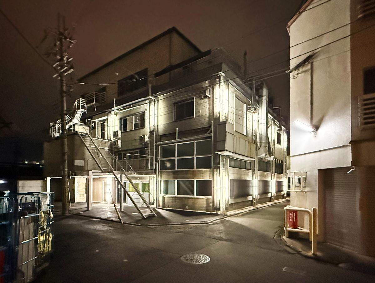 京都市下京区朱雀宝蔵町56の賃貸物件/外観全景（夜間）。映えるライティング。クールな工場の夜景感がビシバシ出てます。中央市場の場外エリアの一角なので、周辺にも加工工場がたくさんあります