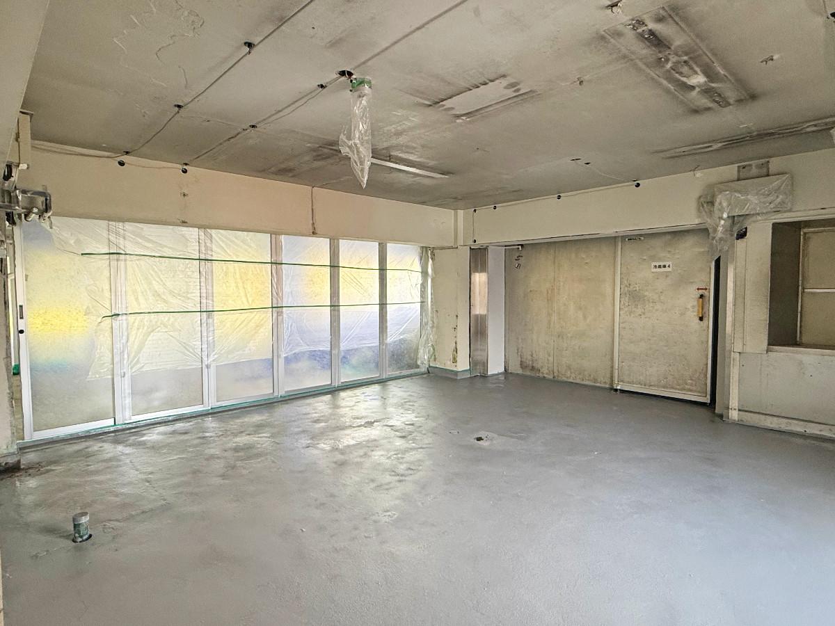 京都市下京区朱雀宝蔵町56の賃貸物件/2階テナント部分全景。丁度1階テナント部分の真上に位置しています。1,2階はダムウェーター（荷物用エレベーター）で繋がっているのがとても便利。（ダムウェーター運用に関しては施設に要確認）